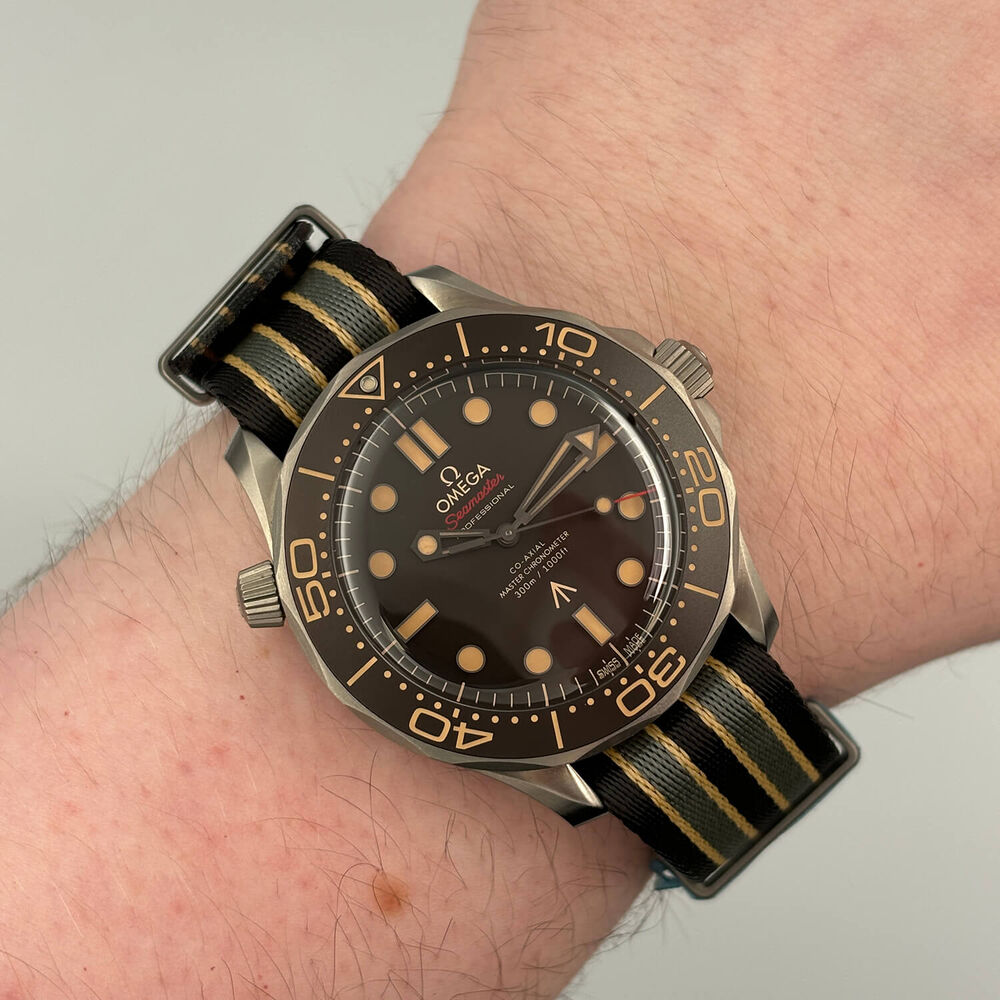 Pre-Owned OMEGA Seamaster Diver 300M James Bond 007 2020 Edition 42mm Brown Dial Strap Watch image number 3