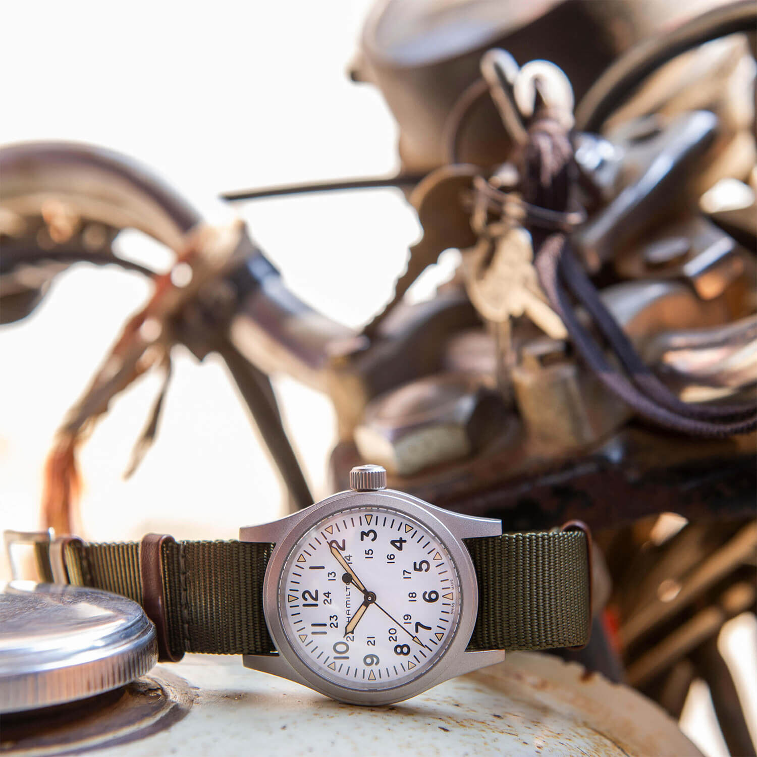 Hamilton khaki field white shop