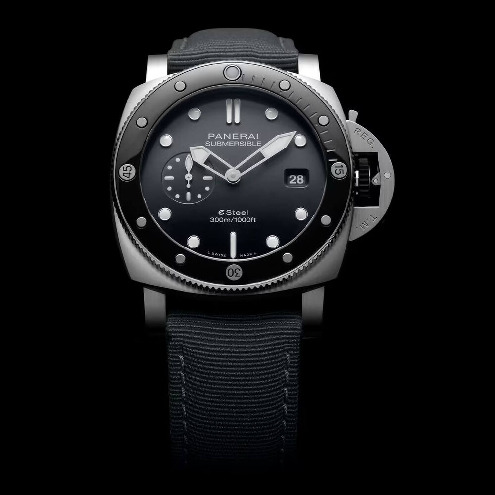 Panerai Submersible QuarantaQuattro ESteel™ Grigio Roccia 44mm Black Dial Strap Watch image number 4