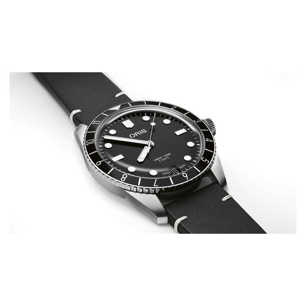 Oris Divers 65 40mm Black Dial Black Leather Strap Watch image number 2