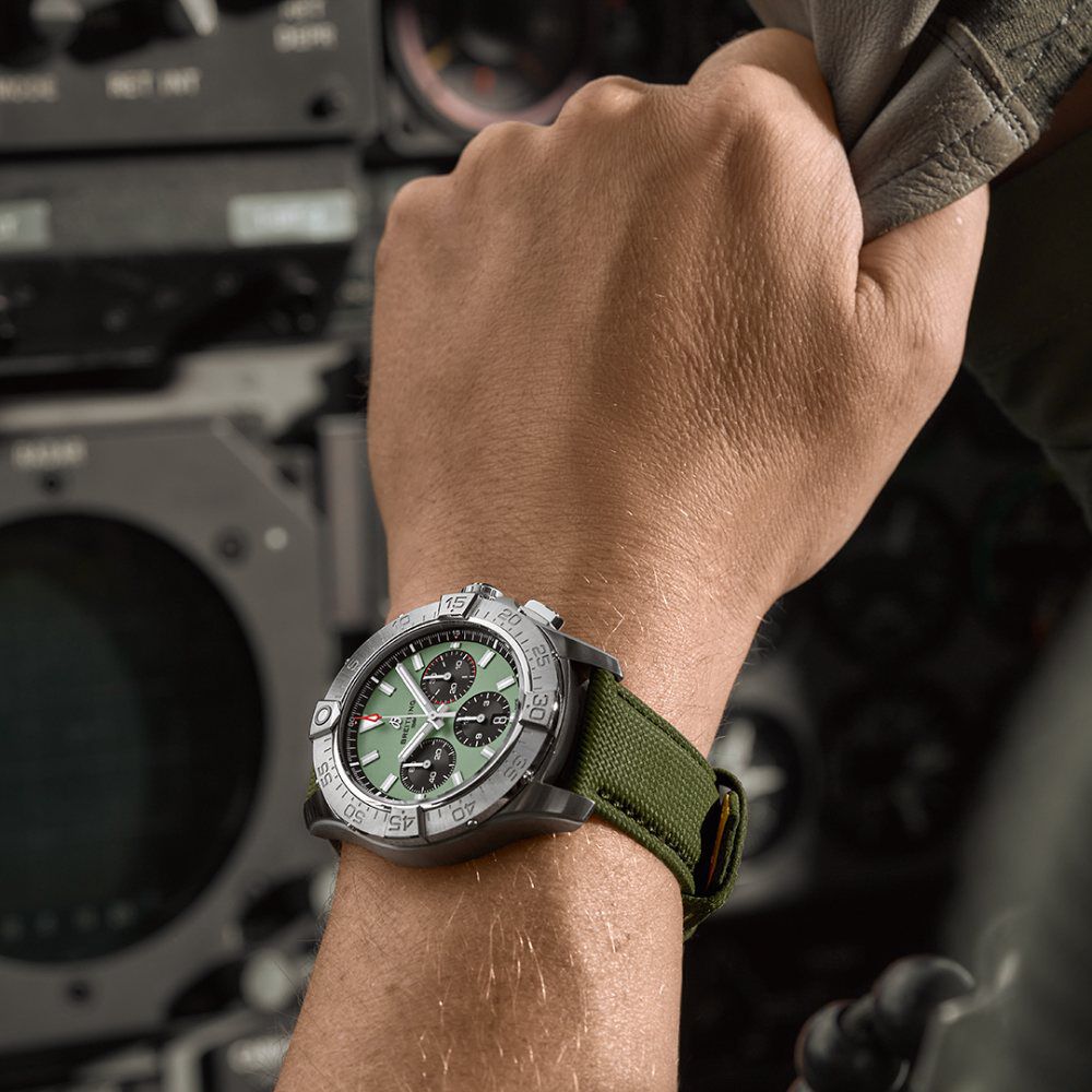 Breitling Avenger B01 Chronograph 44mm Green Dial & Green Leather Strap Watch image number 4