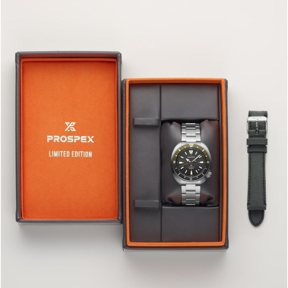 Seiko Prospex Tortoise Limited Edition 42.4mm Grey Dial Green Bezel Bracelet Watch image number 2