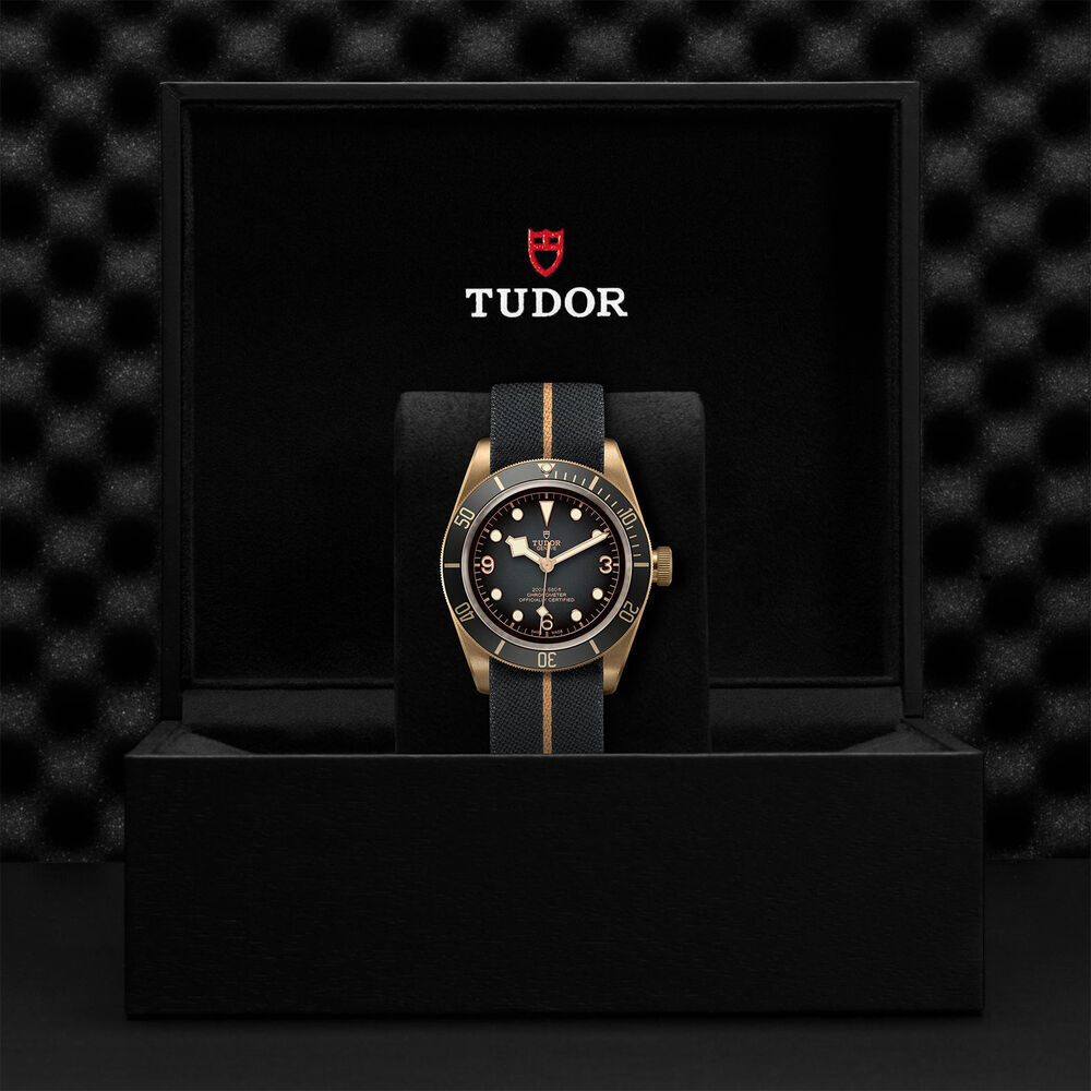 Pre-Owned TUDOR Black Bay Bronze Swiss Dive 43mm Black Dial Fabric Strap Watch image number 4