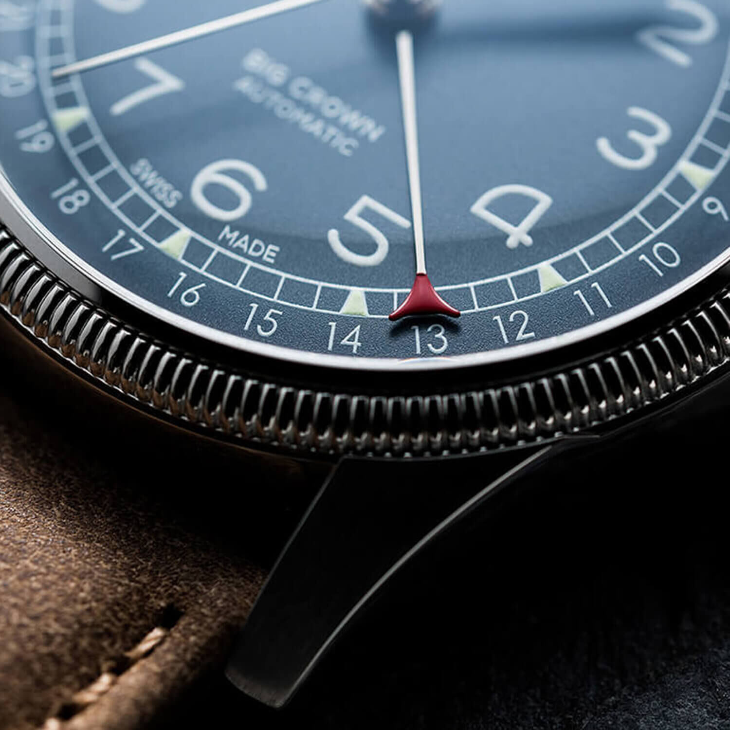 Pointer date watch top