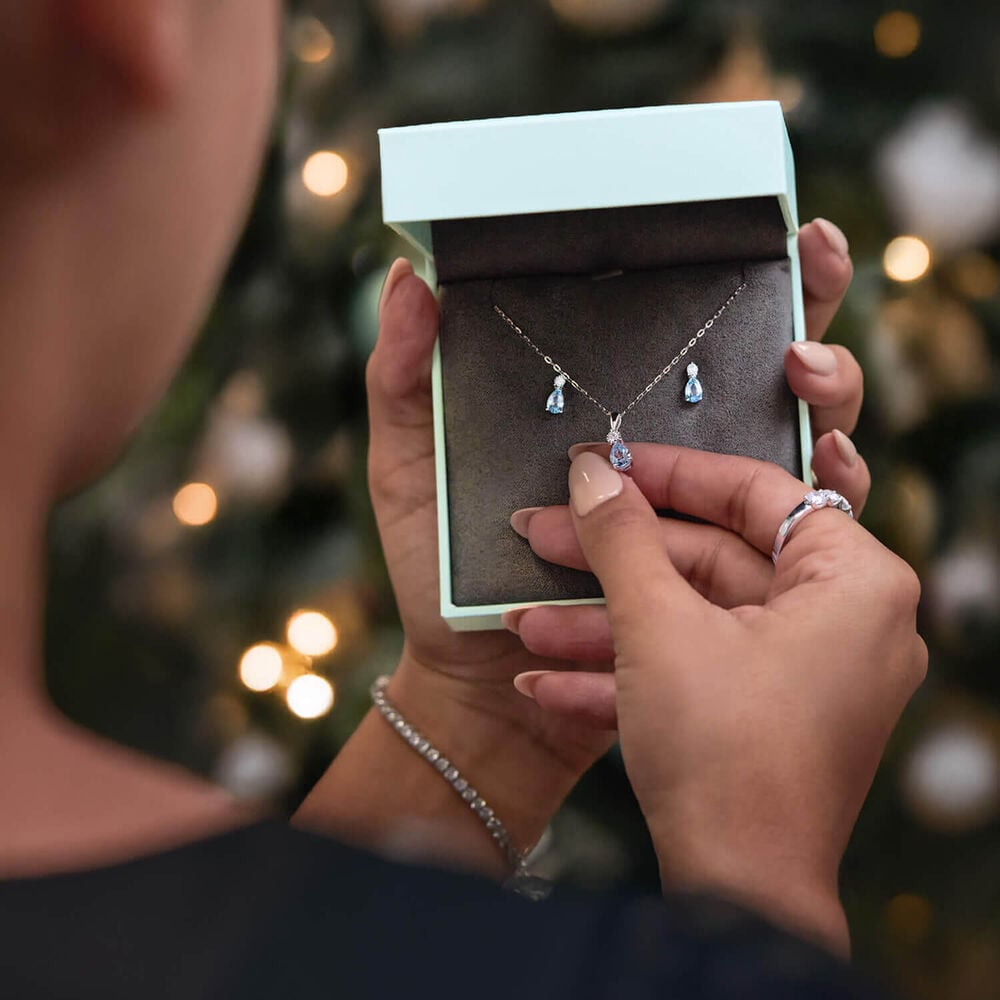 9ct White Gold Blue Topaz & Pear Diamond Pendant image number 5