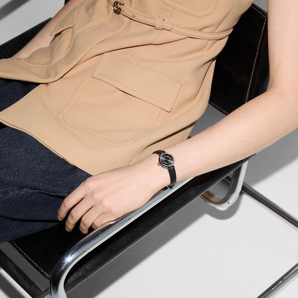 Gucci Model 2000 24mm Black Dial Leather Strap Watch image number 3