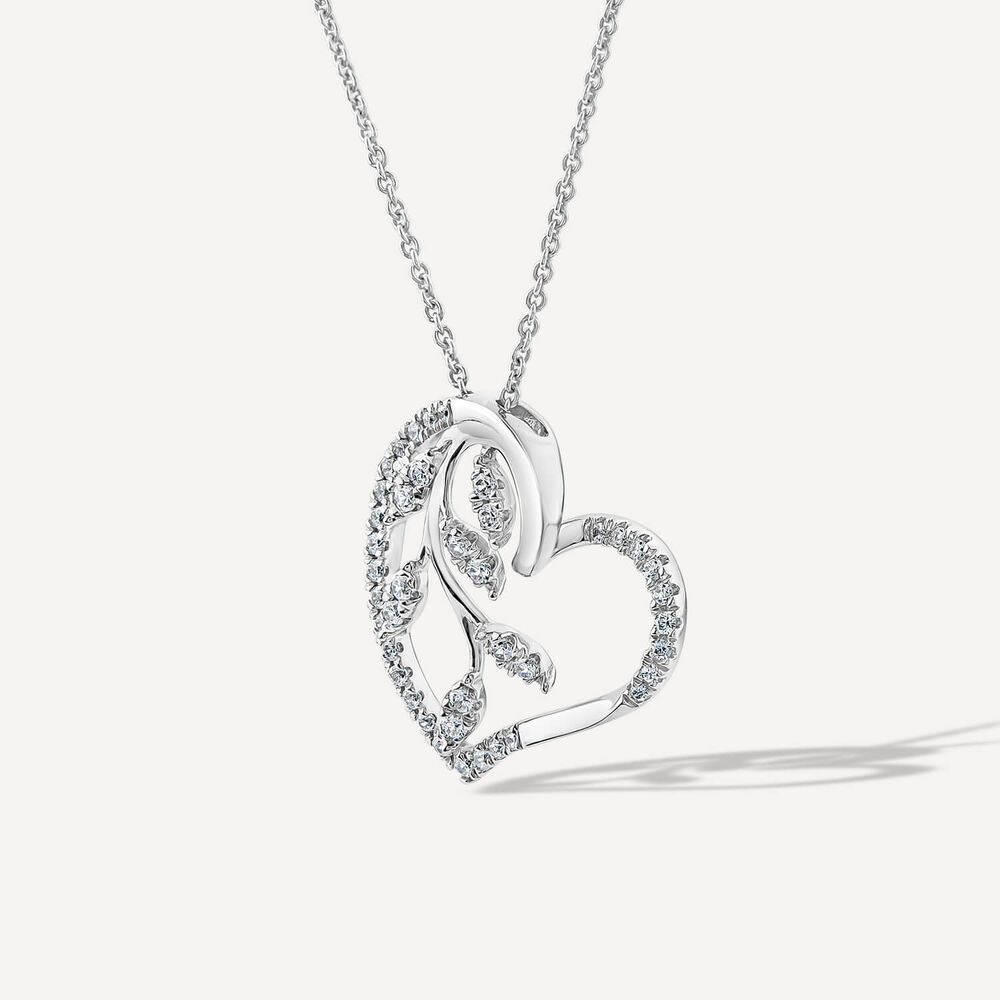 9ct White Gold 0.25ct Diamond Petal Centre Heart Pendant image number 1