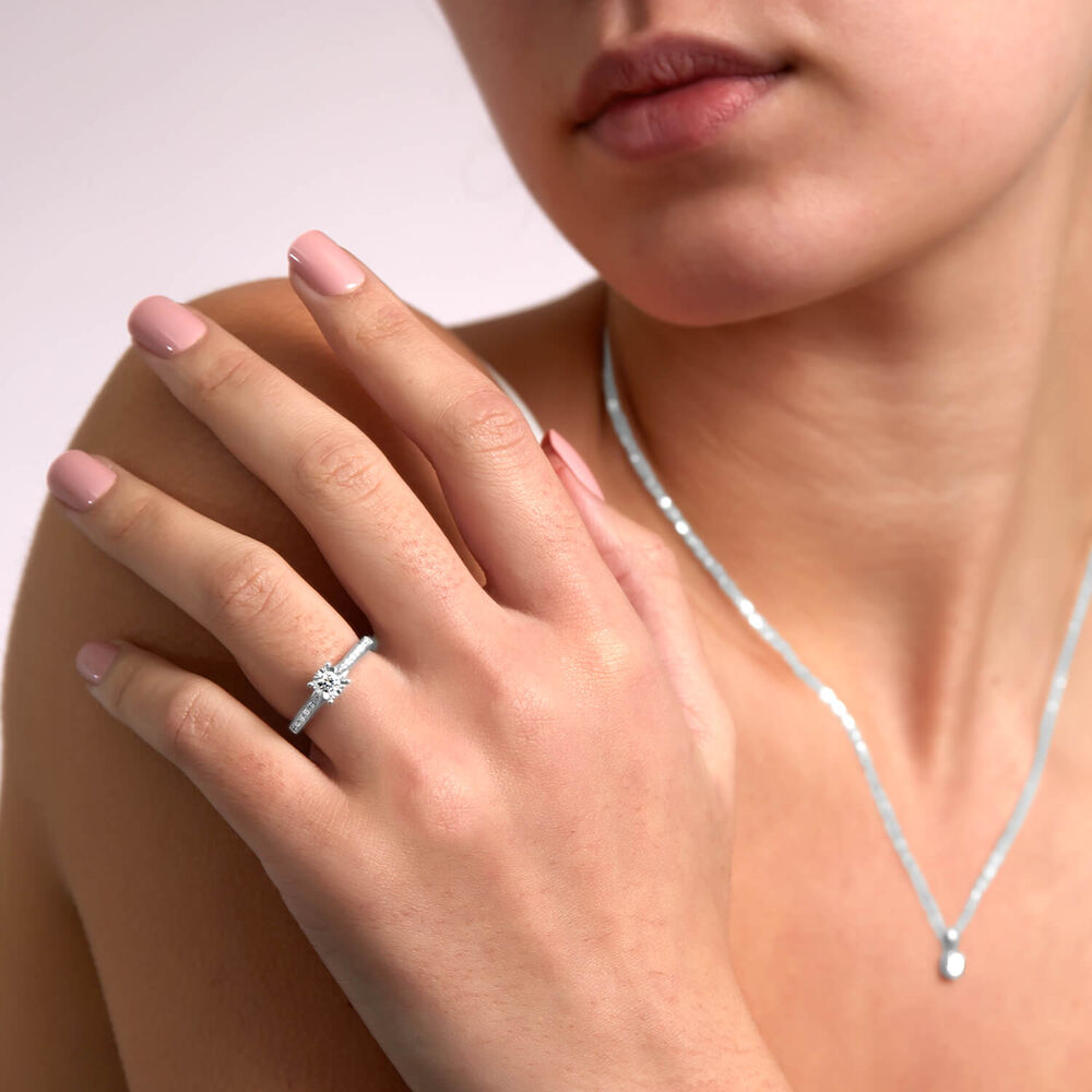 9ct white gold 0.25 carat diamond shoulder-set diamond ring image number 1